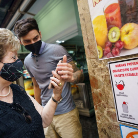 Personal de una cafetería de Santa Cruz de Tenerife, comprueba el certificado covid de una clienta el 26 de julio de 2021.