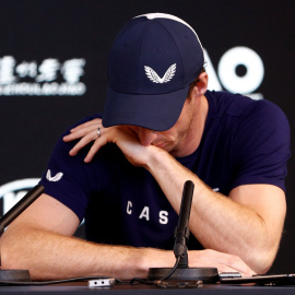 El tenista Andy Murray, conteniendo el llanto durante la rueda de prensa. Reuters.