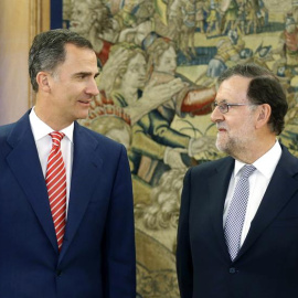 El rey Felipe VI recibe al presidente del Gobierno en funciones, Mariano Rajoy (d), en el Palacio de la Zarzuela.  EFE/Ángel Diaz