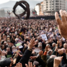 Miles de jubilados y pensionistas, convocados por la plataforma de asociaciones de jubilados, viudas y pensionistas de Bizkaia, se han manifestado hoy por las calles de Bilbao. EFE/MIGUEL TOÑA