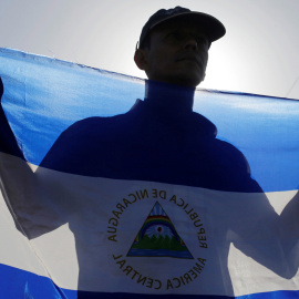 Un manifestante sujeta la bandera de Nicaragua./REUTERS