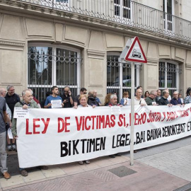 Una treintena de víctimas del Estado y de los sucesos del 3 de marzo de 1976 en Vitoria, cuando cinco trabajadores murieron por disparos de la Policía tras una asamblea, se han concentrado al inicio del pleno frente al Parlamento Vasco, que