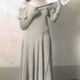 Manuela Rejas, conocida como La Maga Violeta, obtuvo el carné de ilusionista a los 16 años.