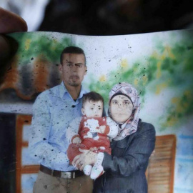 Una foto de la familia Dawabcheh, quemada por el incendio. EFE