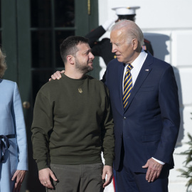 Fotografía de archivo de diciembre de 2022 del presidente de Ucrania, Volodimir Zelenski, y el presidente de Estados Unidos, Joe Biden, junto con su esposa Jill Biden.