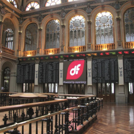 El logo de Duro Felguera en el panel del patio de negociación de la Bolsa de Madrid. E.P.