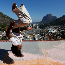 Un miembro del grupo Acorda Capoeira practica en el tejado de un edificio de la favela Rocinhab en Rio de Janeiro, Brasil. REUTERS/Bruno Kelly