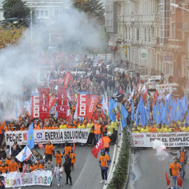 Miles de personas se manifiestan en A Coruña contra el cierre de las plantas de Alcoa./EUROPA PRESS