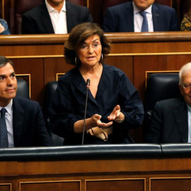 La vicepresidenta del gobierno en funciones, Carmen Calvo, responde a la portavoz del PP, Cayetana Álvarez de Toledo, durante la segunda y última sesión de control de esta corta legislatura que se convierte también en el primer debate de ca