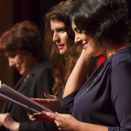 Roselyne Bachelot, Marlène Schiappa y Myriam El Khomri leen 'Los monólogos de la vagina' en París. / SVEND ANDERSEN