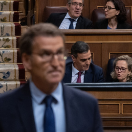 El presidente del Partido Popular, Alberto Núñez Feijóo, durante la primera sesión del debate de investidura de Pedro Sánchez como presidente de Gobierno, en el Congreso de los Diputados, a 15 de noviembre