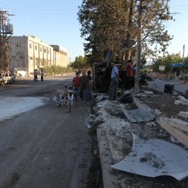 Un grupo de personas inspecciona los daños provocados en el hospital de maternidad operado por Save the Children después de un ataque aéreo en la ciudad controlada por los rebeldes de Kafer Takhareem en la provincia de Idlib, Siria. REUTERS