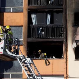 Bombers en tasques d'extinció de l'incendi que va tenir lloc al barri de Sant Roca de Badalona el passat dia 5 de gener. EFE / Quique Garcia