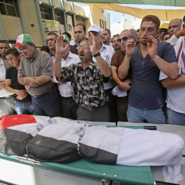 Familiares y amigos de una de las víctimas palestinas de los ataques de radicales judíos en Cisjordania. EFE/EPA/STRINGER