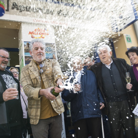 Agraciados con el primer premio del Sorteo Extraordinario de la Lotería del Niño, en L’Escala, Girona, Catalunya.
