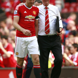 El entrenador del Manchester United, Louis van Gaal, junto con el jugador Michael Carrick, al finalizar el primer partido de la temporada en Ol Trafford. REUTERS / Jason Cairnduff