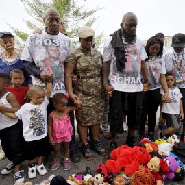 El padre de Michael Brown y otros miembros de la familia oran en un monumento antes de una marcha de protesta en Ferguson. REUTERS