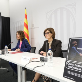 La consellera Ubasart i la directora general, Imma Barral, presenten en roda de premsa la campanya de mediació