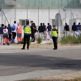 Varios de los quince migrantes rescatados por el barco Open Arms, que han llegado este viernes a San Roque a bordo del buque de la Armada Audaz. /EFE