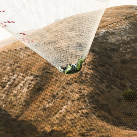 El estadounidense Luke Aikins se ha convertido en la primera persona en saltar 25.000 pies (7.620 metros) sin paracaídas. AFP