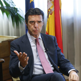 El ministro de Industria, Energía y Turismo, José Manuel Soria, durante la entrevista concedida a Efe en la que ha subrayado la necesidad de "seguir aumentando el peso de la industria" en España, hasta más allá del 20 % del PIB marcado como