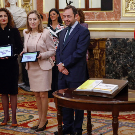 La ministra de Hacienda, María Jesús Montero, hace entrega a la presidenta del Congreso de los Diputados, Ana Pastor, en presencia del presidente de la Comisión de Presupuestos, Francisco de la Torre, del proyecto de Presupuesto del Estado 