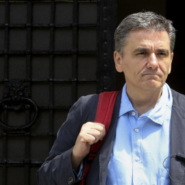 El ministro griego de Finanzas, Euclides Tsakalotos, a su salida de la residencia del primer ministro, el palacio Maximos, tras una reunión con Alexis Tsipras para analizar la marcha de las negociaciones con los acreedores internacionales. 
