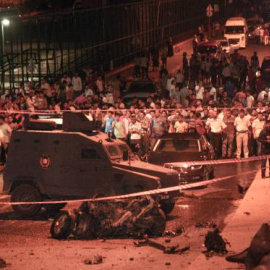 as fuerzas de seguridad mantienen acordonada la zona tras la explosisón. / EFE