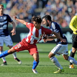 Fahid Ben Khalfallah, del Melbourne Victory, y Óliver Torres, del Atlético, luchan por el balón. - EFE