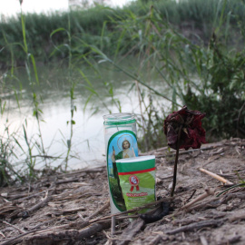Fotografía de una veladora en la orilla del Río Bravo.- EFE