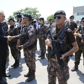 El presidente de Turquía, Recep Tayyip Erdogan, saluda a un grupo de militares durante su visita a la sede de las fuerzas especiales en Ankara. - EFE