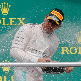 El piloto de Fórmula 1 Lewis Hamilton, de Mercedes AMG Petronas, celebra su victoria en el Gran Premio alemán del circuito de Hockenheim. EFE/EPA/RONALD WITTEK