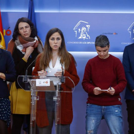 La portavoz adjunta del grupo parlamentario de Unidos Podemos, Ione Belarra (c), junto los diputados Segundo González (d), Yolanda Díaz (i), Eva García Sempere (2i) y Lucía Martín (2d), durante la rueda de prensa ofrecida hoy en el Congreso
