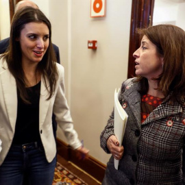 La portavoz de Unidos Podemos, Irene Montero, conversa con la portavoz socialista, Adriana Lastra (d), antes de asistir a la reunión de la Junta de Portavoces hoy en el Congreso, en una jornada marcada por la presentación por parte de la mi