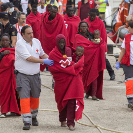 Varias de las personas rescatadas este domingo en Cartagena, entre ellas mujeres y niños. EFE