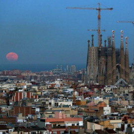 Vista de Barcelona, con la Sagrada Familia y el Mediterráneo al fondo. REUTERS/Albert Gea