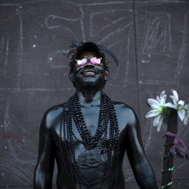Un hombre cubierto de aceite de motor posa para unas fotos durante las celebraciones en honor a la patrona de Managua, Santo Domingo de Guzmán, en Managua, Nicaragua. REUTERS / Oswaldo Rivas
