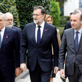 El presidente del Gobierno, Mariano Rajoy, el líder del grupo parlamentario PPE en el Parlamento Europeo, Manfred Weber (d), y el presidente del Parlamento Europeo, Antonio Tajani (i), durante la primera jornada de trabajo en Valencia sobre