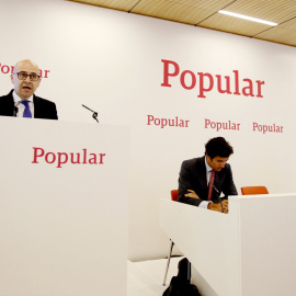 El director general financiero de Banco Popular, Francisco Sancha (i), acompañado del director de Comunicación, Marca y Relaciones Corporativas, Carlos Balado (d) y Diego Barrón, responsable de Relación con Inversores del banco, durante la 