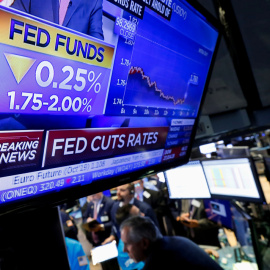 Un monitor de televisión en el patio de negociación de la Bolsa de Nueva York (NYSE, en sus siglas en inglés) anuncia el nuevo recorte de los tipos de interés en EEUU. REUTERS/Brendan McDermid