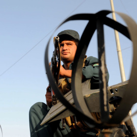 Un policía afgano, durante el operativo contra el ataque en el hotel de Kabul. EFE