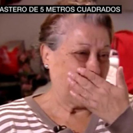 Rosario Planas vive con su hijo discapacitado en un trastero de Valencia. / LASEXTA