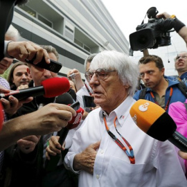 Bernie Ecclestone haciendo declaraciones a la prensa,- REUTERS