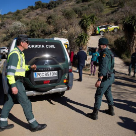 Miembros de la Guardia Civil en los alrededores de la finca privada en la localidad malagueña de Totalán, donde desde ayer se trabaja en el rescate del niño de dos años que cayó a un pozo de más de cien metros de profundidad | EFE/Daniel Pé
