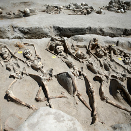 Los restos de los víctimas de uan ejecución en masa en la antigua Grecia yacen en la tierra con grilletes en sus muñecas. REUTERS/Alkis Konstantinidis