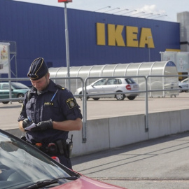 Un coche de la policía en frente de una tienda de Ikea en Västerås, Suecia./ REUTERS
