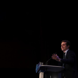 El presidente del PP, Pablo Casado, durante la presentación este domingo de sus candidatos a la Comunidad y el Ayuntamiento de Madrid, Isabel Díaz Ayuso, y José Luis Martínez-Almeida. EFE/JuanJo Martín
