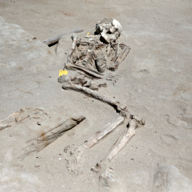 Los restos de un esqueleto en el cementerio Falyron Delta. REUTERS/Alkis Konstantinidis
