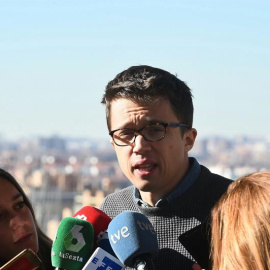 13/01/2019.- El candidato de Podemos a la Presidencia de la Comunidad de Madrid, Íñigo Errejón, valora ante los medios la actualidad política durante su visita al Planetario. EFE/ Fernando Villar
