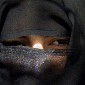 Una mujer camina en Riad, en una imagen de archivo.- REUTERS